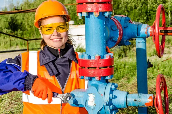 Trabajadora en el campo petrolífero — Foto de Stock