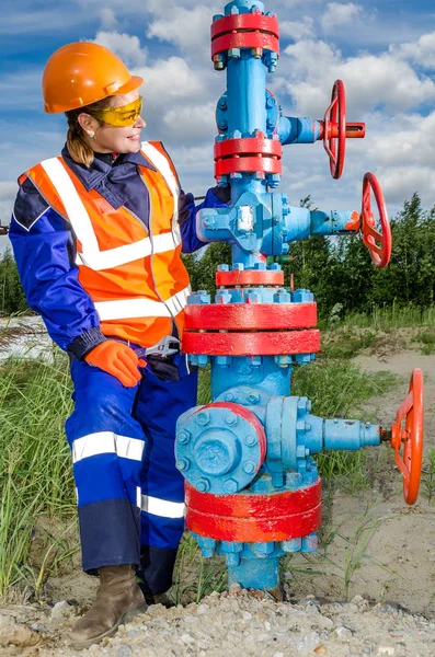 Trabajadora en el campo petrolífero — Foto de Stock