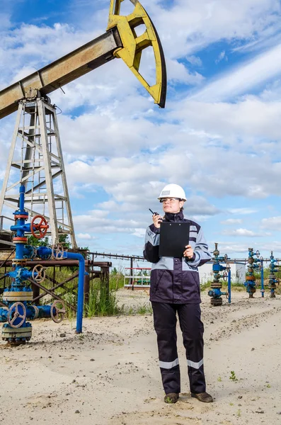 Ingeniera en el campo petrolífero — Foto de Stock