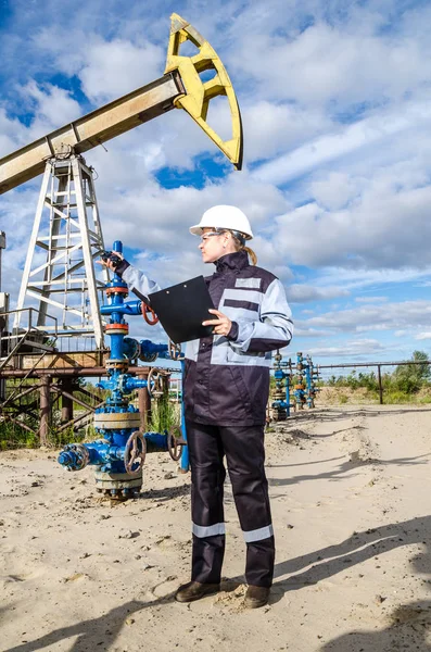 Ingeniera en el campo petrolífero — Foto de Stock