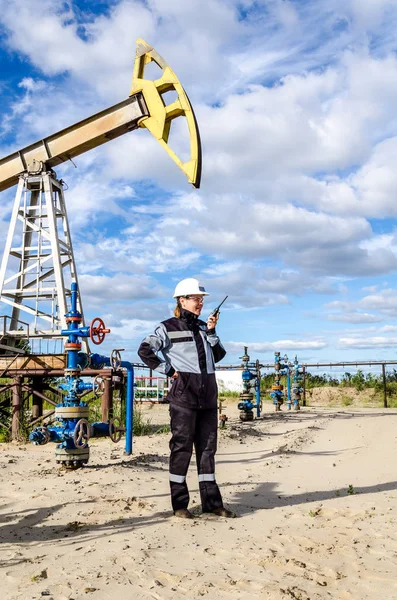 Ingeniera en el campo petrolífero — Foto de Stock