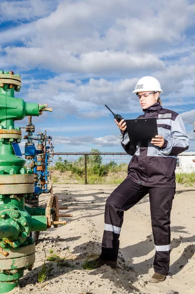 Ingeniera en el campo petrolífero — Foto de Stock