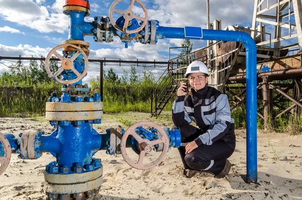 Ingeniera en el campo petrolífero — Foto de Stock