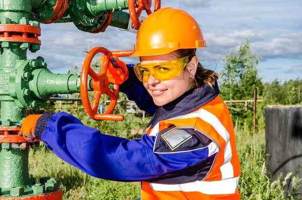 Trabajadora en el campo petrolífero — Foto de Stock