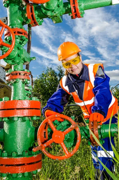 Kvinnelig arbeider i oljefeltet – stockfoto