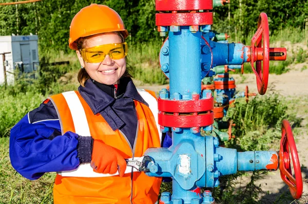Petrol sahası içinde işçisi kadın