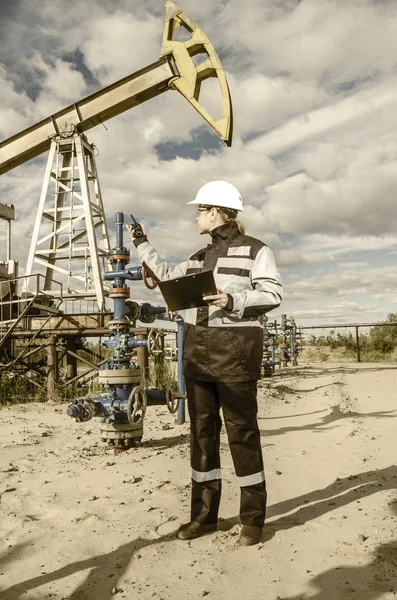 Ingeniera en el campo petrolífero — Foto de Stock