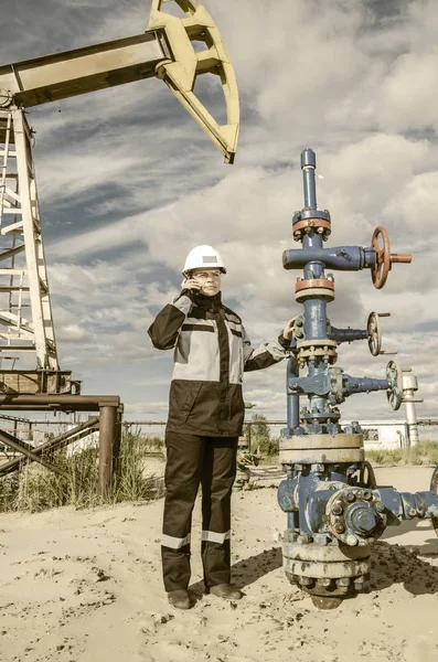 Kadın mühendisi olarak petrol sahası — Stok fotoğraf