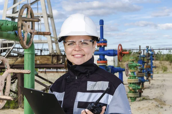 Ingeniera en el campo petrolífero — Foto de Stock