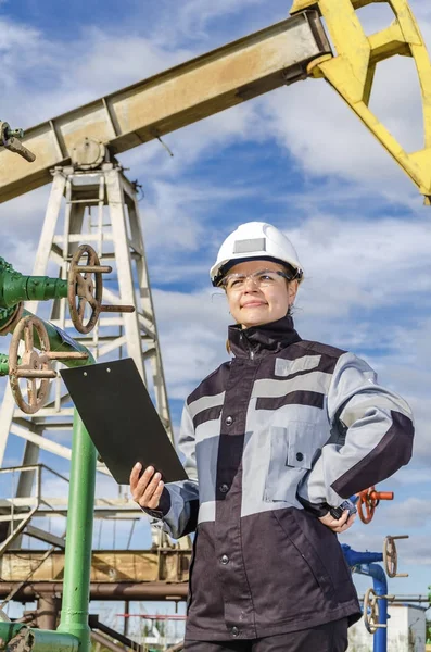 Ingeniera en el campo petrolífero — Foto de Stock