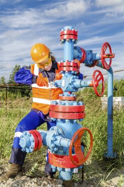 Petrol sahası içinde işçisi kadın
