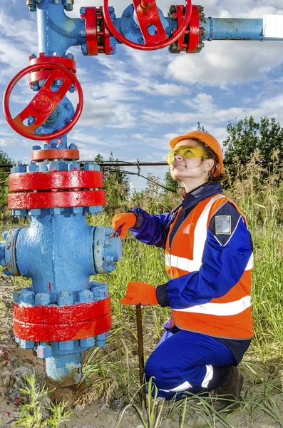 Travailleuse dans le champ pétrolifère — Photo