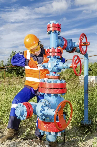 Pracownik na polu naftowym — Zdjęcie stockowe