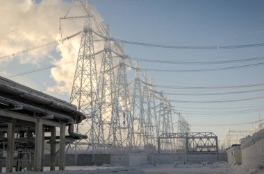 Elektrik iletim hatları. Santral arka plan.