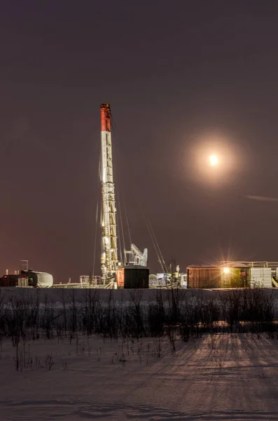 Campo petrolífero na noite de inverno — Fotografia de Stock