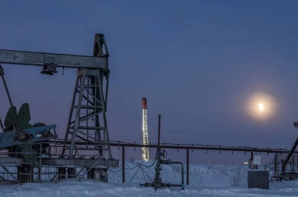 Oilfield in winter night time — Stock Photo, Image