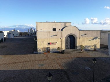 Napoli, Campania, İtalya - 4 Şubat 2018: Piazza d'Armi'de Museo del Novecento, Castel Sant'Elmo'nun panoramik terası