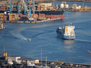 Naples, Campania, İtalya - 4 Şubat 2018: Tüccar gemileri hill San Martino üzerinden görülen liman içinde
