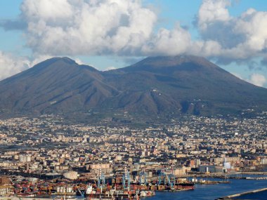 Vesuvius ve Napoli bağlantı noktası Certosa di San Martino gördüm görünümü