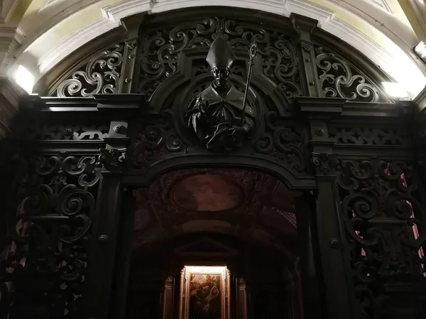 Gaeta, Latina, Lazio, Italya-9 Eylül 2017: Succorpo giriş kapısı, katedralin merkezi nave altında küçük kilise