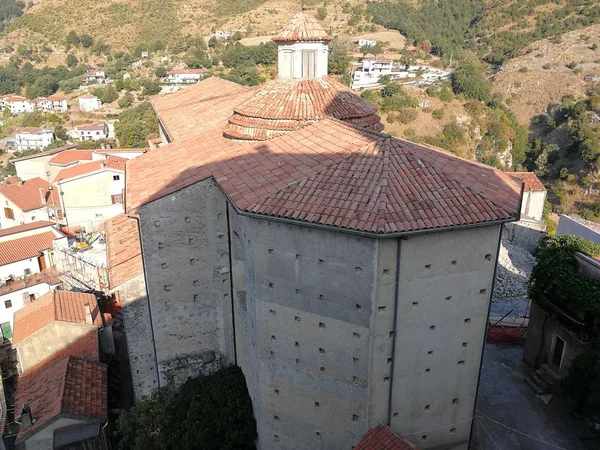 Papasidero コゼンツァ カラブリア イタリア 2017 ビュー城遺跡の頂上から見たサン コンスタンティヌスの教会 — ストック写真