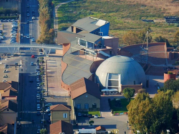 科学都市 の科学博物館が建つヴィルジリアーノ公園から見た旧の Italsider 工業地帯バニョーリ イタリア カンパニア州 ナポリ 2017 — ストック写真