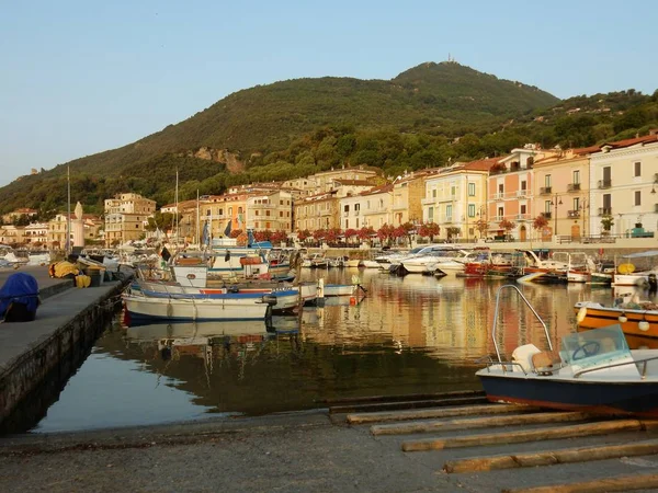 Scario, Salerno, Campania, İtalya - 22 Temmuz 2017: Sabah erken turistik limanın görünüm.