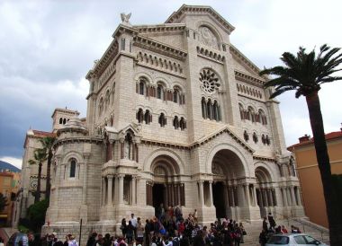 Monte Carlo, Monaco, Fransa - Nisan 11, 2009: Katedrali Immaculate Conception turistlerle dolu. Neo-Romanesk tarzı, o başka bir kilise Myra Aziz Nikolaos için adanmış neredeydi site üzerinde duruyor hangi 1874 yılında yok edildi. İçinde