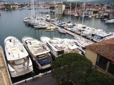 Port Grimaud, Cte d'Azur, Fransa - 12 Nisan 2009: köy bakan görünümden çan kulesi Kilisesi St Francis Assisi üst kısmına