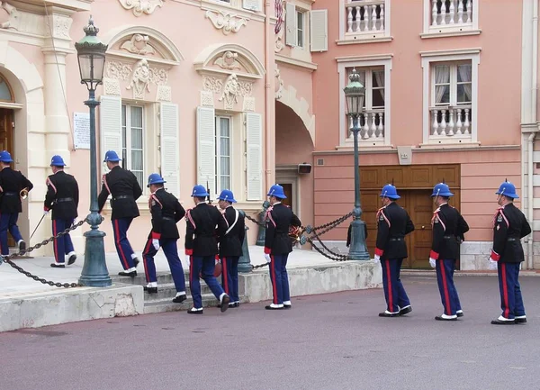蒙特卡洛 摩纳哥 法国里维埃拉 2009年4月11日 Des Carabiniers 的小队在前面由鼓和喇叭组成的夸耀 在卫兵箱子和宫殿里面的守卫的变动以后返回 — 图库照片