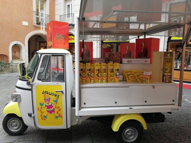 Benevento, Campania, İtalya - 21 Aralık 2017: Ape Piaggio Palazzo Collenea iç avluda Alberti cadı için kurmak