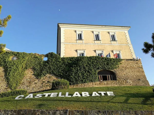 Castellabate, Salerno, Campania, İtalya - 1 Temmuz 2017: Belvedere San Costabile görülen Abbate kale
