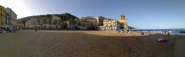 Santa Maria di Castellabate, Salerno, Campania, İtalya - 1 Temmuz 2017: Marina Piccola beach ve Pagliarola Kulesi Perrotti Lungomare üzerinde panoramik fotoğraf