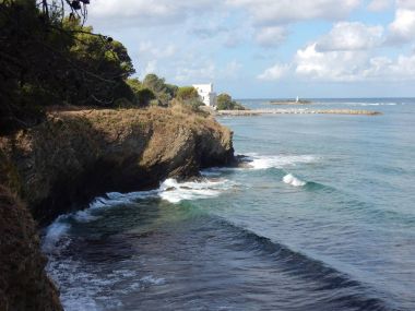 Castellabate, Salerno, Campania, İtalya - 2 Temmuz 2017: Bayağı uzun kıyı şeridi, Punta Licosa ve Licosa küçük ada bir görünümünü