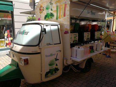 Battipaglia, Salerno, Campania, İtalya - 2 Temmuz 2017: Granit arı Cilento Outlet Köyü alışveriş merkezinde