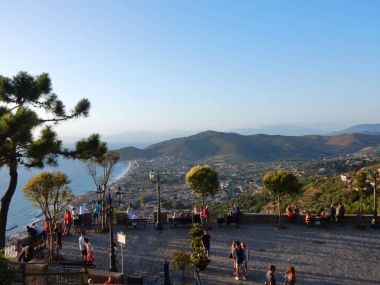 Castellabate, Salerno, Campania, İtalya - 1 Temmuz 2017: Panorama Belvedere San Costabile ve köyün Santa Maria di Castellabate Castello dell'Abate gördüm
