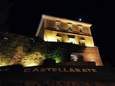 Castellabate, Salerno, Campania, İtalya - 1 Temmuz 2017: Belvedere San Costabile görülen Abbate kale