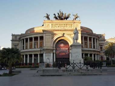 Palermo, Sicilya, İtalya - 27 Temmuz 2010: Teatro Politeama Garibaldi Via Ruggero Settimo görüldü. 1891 yılında mimar Almeyda neoklasik tarzda inşa