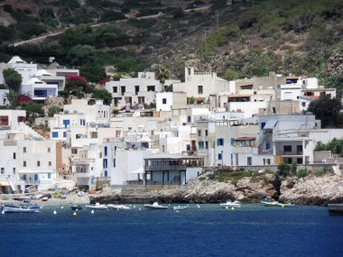 Levanzo, Trapani, Sicilya, İtalya - 28 Temmuz 2010: küçük kasaba feribotta görüntülemek