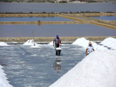 Marsala, Sicilia, Italia 30 Temmuz 2010: tuz bataklıkta çalışma