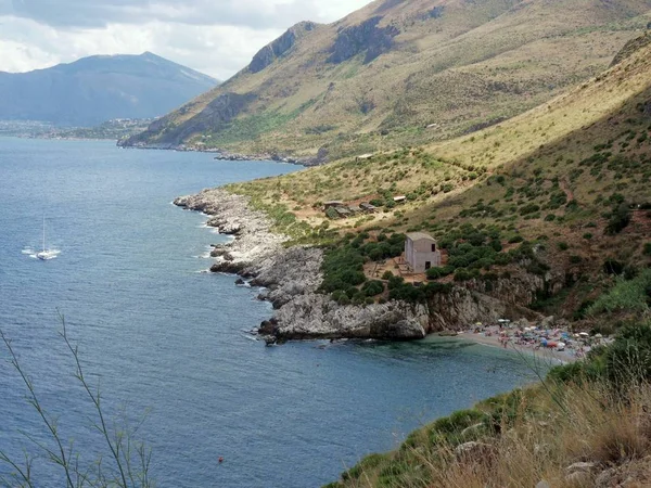 Trapani, Sicilya, İtalya - 26 Temmuz 2010: plaj, Cala Tonnarella uçurumun en baştan görülen Zingaro doğal rezerv
