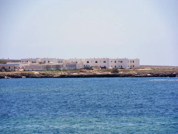 Favignana Trapani Sicilië Italië Juli 2010 Rij Huizen Langs Kust — Stockfoto