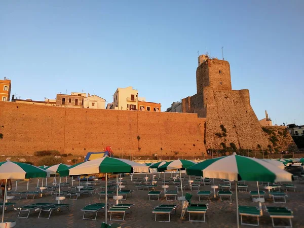 Termoli, Molise, İtalya - 28 Temmuz 2017: görünümü antik köy sahilden günbatımında gördün ve kalenin