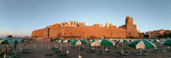 Termoli, Molise, İtalya - 28 Temmuz 2017: Gün batımında sahilde eski köyün panoramik fotoğraf