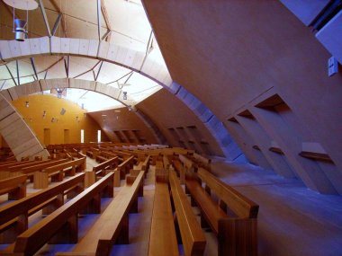 San Giovanni Rotondo, Apulia, İtalya - 12 Temmuz 2007: iç kilisenin sunak, Radyal düzenlenmiş kemerli bir çift sıra ile bir yapı tarafından karakterize olan kapak lamine ahşap yürütmektedir üzerinde
