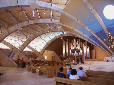 San Giovanni Rotondo, Foggia, Apulia, İtalya - 12 Temmuz 2007: arka plan etkileyici organ içinde kilise