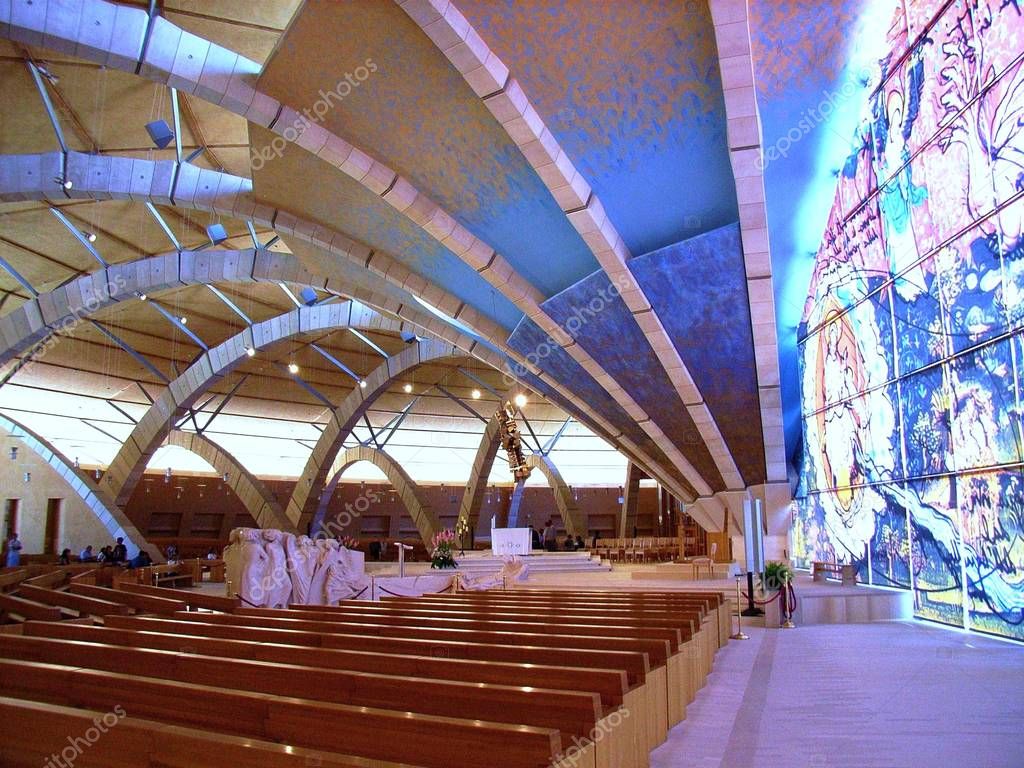 San Giovanni Rotondo, Apulia, Italia - 12 de julio de 2007: el interior de la iglesia se caracteriza por una estructura con una doble hilera de arcos dispuestos radialmente del altar, sobre San Giovanni Rotondo, Apulia, Italia - 12 de julio de 2007: el interior de la iglesia se caracteriza por una estructura con una doble hilera de arcos dispuestos radialmente del altar, sobre