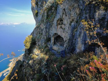 Maratea, Potenza, Basilicata, İtalya - 4 Haziran 2017: Angel'ın mağara, İsa heykeli sayısı Stefano Rivetti, komün için İsa heykeli veren Biella işadamı mezarını tutan Redeemer, altında panoramik manzarasını