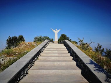 Maratea, Potenza, Basilicata, İtalya - 4 Haziran 2017: patika üzerinde ridge, Monte San kurtarıcı İsa'nın büyük heykele lider Biagio