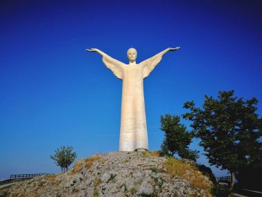 Maratea, Potenza, Basilicata, İtalya - 4 Haziran 2017: kurtarıcı İsa'nın heybetli heykel oluşturulan heykeltıraş Bruno Innocenti, en yüksek noktası, Monte San Biagio üzerinde duran tarafından 1965'te
